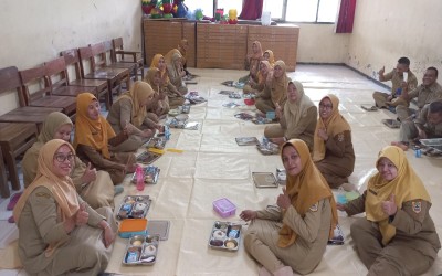 SMK NEGERI 1 BLORA :  MENGADAKAN MAKAN BERGIZI GRATIS ( MBG ) UNTUK GURU