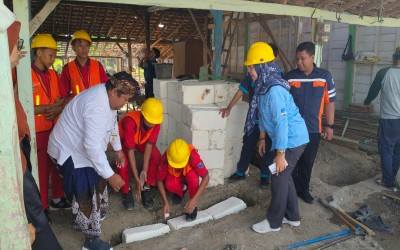SMK N 1 BLORA : GELAR PELETAKAN BATU PERTAMA PROGRAM BEDAH RUMAH DALAM RANGKA HUT YANG KE-40