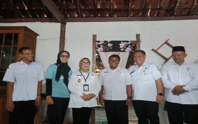 SMK N 1 BLORA : PEMOTONGAN PITA SEBAGAI SIMBOLIS PERESMIAN BEDAH RUMAH DALAM RANGKA HUT SMK N 1 BLORA KE-40