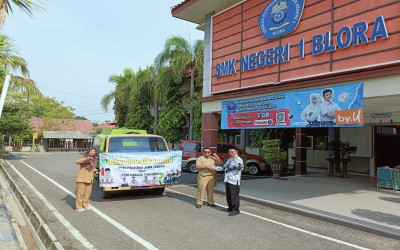 PEMBERIAN AIR BERSIH DARI PGRI UNTUK SMK NEGERI 1 BLORA