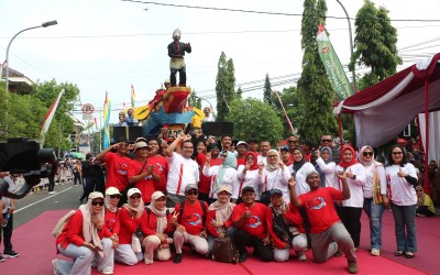 SMK NEGERI 1 BLORA : TAMPIL MEMUKAU DALAM KARNAVAL KABUPATEN BLORA 2025 DENGAN TEMA '’PACU JALUR'’