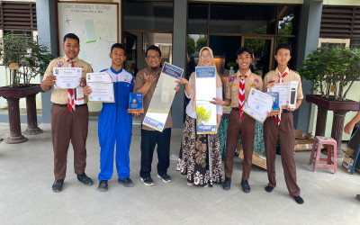 STEKOM Semarang Berikan Paket Kaca, Souvenir, Cenderamata, dan Sertifikat kepada Siswa Berprestasi SMK Negeri 1 Blora