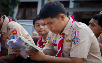 TINGKATKAN MINAT BACA, SMKN 1 BLORA GELAR KEGIATAN JUMAT LITERASI DI LAPANGAN BELAKANG
