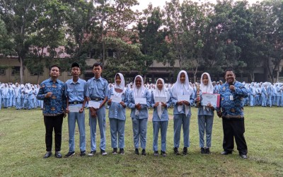 SMK N 1 Blora : Pemberian Zakat Dari Baznas Provinsi Dan Piala Bagi Siswa Prestasi