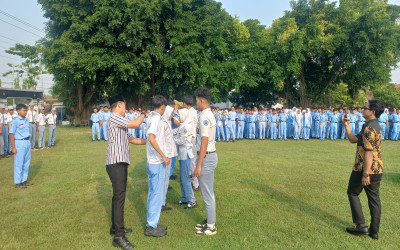 PENUH HARU DAN MAKNA, SMK NEGERI 1 BLORA LEPAS SISWA KELAS 12: DARI SIMBOL BURUNG DARA HINGGA HIBAH SERAGAM