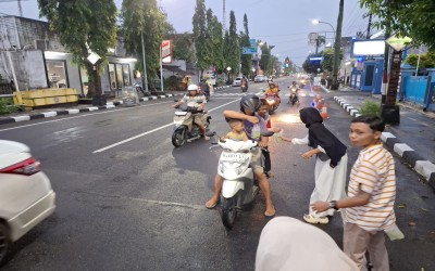 BUKA BERSAMA PENGURUS OSIS DAN PEMBAGIAN TAKJIL DI SMK N 1 BLORA