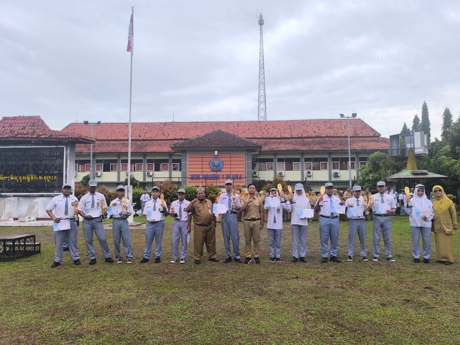 Penyampaian Hadiah Pemenang Lomba Class Meeting Semester Gasal